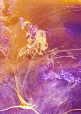 Sıvı akışkan sanat özgeçmişi. Mor, sarı dans eden akrilik boyalar suyun altında, uzay dumanı okyanusu, renk patlaması