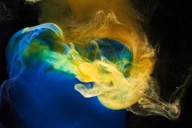 Sıvı akışkan sanat özgeçmişi. Mavi sarı dans eden akrilik boyalar suyun altında, okyanus dumanı