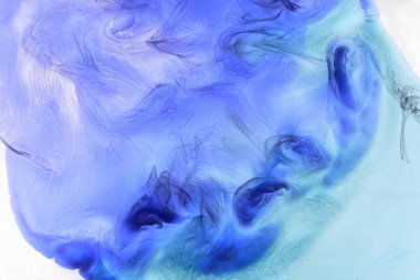 Sıvı akışkan sanat özgeçmişi. Mavi akrilik boya suyun altında, galaktik duman okyanusu