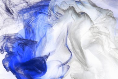 Sıvı akışkan sanat özgeçmişi. Mavi akrilik boya suyun altında, galaktik duman okyanusu