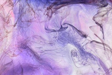 Sıvı akışkan sanat özgeçmişi. Mor leylak dans eden akrilik boya karışımı su altında, uzay dumanı okyanusu