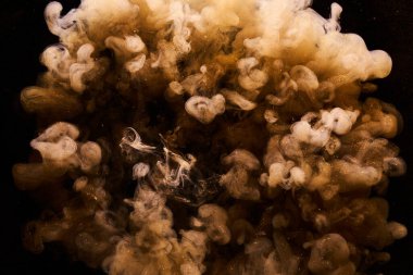 Sıvı akışkan sanat özgeçmişi. Ocher jetleri ve duman halkaları dans eden akrilik boyalar su altında, uzay okyanusu, renk patlaması