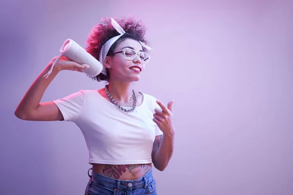 Jeune Fille Kazakh Positive Avec Coiffure Afro Écoute Musique Dans — Photo