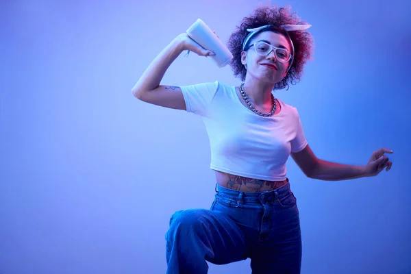 Junge Positive Kasachin Mit Afro Frisur Hört Musik Tragbaren Lautsprechern — Stockfoto