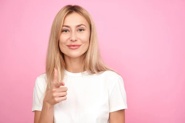 Attraktiv Blond Kvinna Ler Och Välja Dig Peka Finger Kameran — Stockfoto