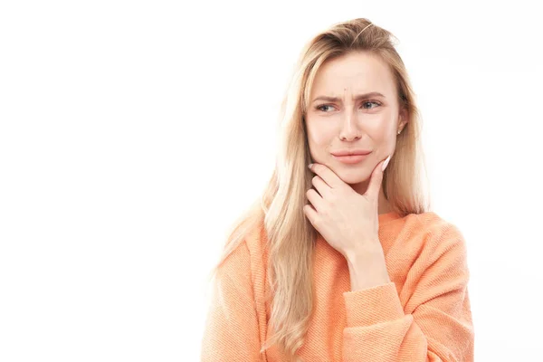 Smart Blond Flicka Ledig Hålla Haka Tror Tvivel Gör Beslut — Stockfoto