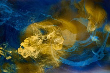 Sıvı akışkan sanat özgeçmişi. Mavi sarı dans eden akrilik boyalar suyun altında, okyanus dumanı