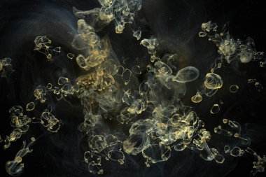 Sıvı akışkan sanat özgeçmişi. Koyu renkli duman dans eden akrilik boyalar su altında, uzay okyanusu, evren patlaması