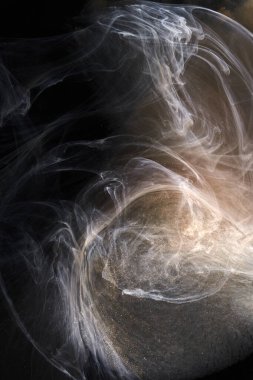 Sıvı akışkan sanat özgeçmişi. Koyu renkli duman dans eden akrilik boyalar su altında, uzay okyanusu, evren patlaması