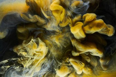 Sıvı akışkan sanat özgeçmişi. Siyah, sarı dans eden akrilik boyalar suyun altında, uzay dumanı okyanusu