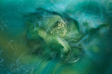 Sıvı akışkan sanat özgeçmişi. Yeşil dans eden akrilik boyalar su altında, kozmik duman okyanusu