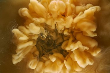 Sıvı akışkan sanat özgeçmişi. Sarı dans eden akrilik su altında boya, uzay dumanı okyanusu