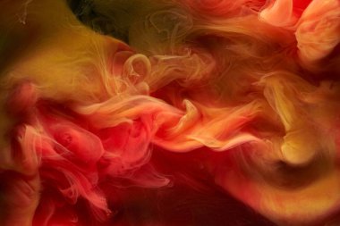 Sıvı akışkan sanat özgeçmişi. Kırmızı, sarı dans eden akrilik boyalar su altında, uzay dumanı okyanusu, renk patlaması