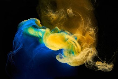 Sıvı akışkan sanat özgeçmişi. Mavi sarı dans eden akrilik boyalar suyun altında, okyanus dumanı