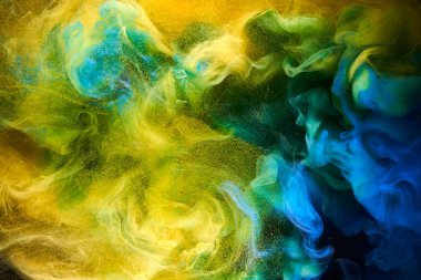Sıvı akışkan sanat özgeçmişi. Mavi sarı dans eden akrilik boyalar suyun altında, okyanus dumanı