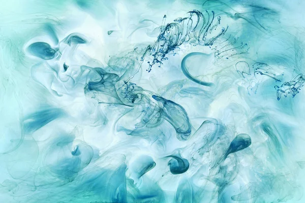 Sıvı akışkan sanat özgeçmişi. Mavi akrilik boya suyun altında, galaktik duman okyanusu