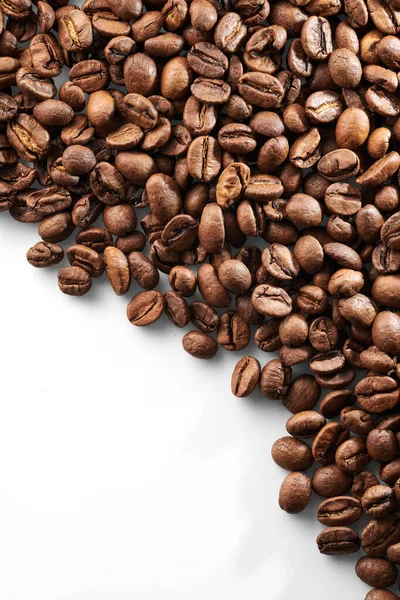 Pörkölt Kávébab Izolált Közel Fehér Háttér Nyírás Útvonal — Stock Fotó