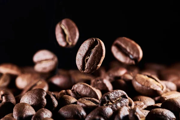 Pörkölt Kávébab Izolált Közel Fekete Háttér Nyírás Útvonal — Stock Fotó