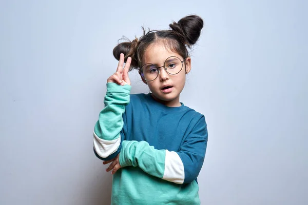 Retrato Morena Positiva Menina Mostrando Gesto Paz Óculos Redondos Isolados — Fotografia de Stock