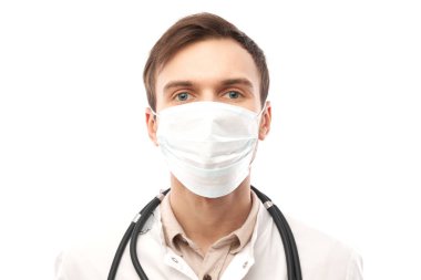 Beyaz tıbbi önlüklü doktor portresi ve koruyucu yüz maskesi. Beyaz arka planda izole edilmiş.