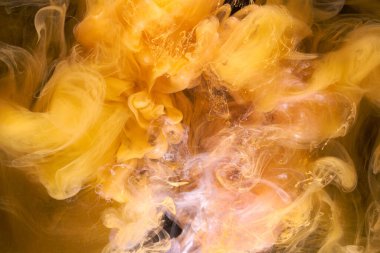 Sıvı akışkan sanat özgeçmişi. Sarı dans eden akrilik su altında boya, uzay dumanı okyanusu