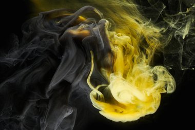 Sıvı akışkan sanat özgeçmişi. Siyah, sarı dans eden akrilik boyalar suyun altında, uzay dumanı okyanusu