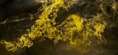 Sıvı akışkan sanat özgeçmişi. Siyah, sarı dans eden akrilik boyalar suyun altında, uzay dumanı okyanusu