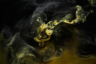 Sıvı akışkan sanat özgeçmişi. Siyah, sarı dans eden akrilik boyalar suyun altında, uzay dumanı okyanusu