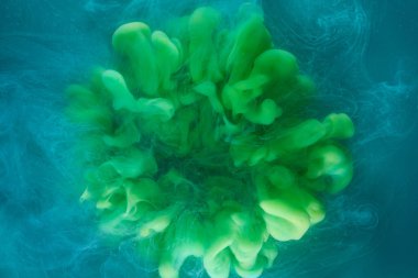 Sıvı akışkan sanat özgeçmişi. Mavi yeşil akrilik boya suyun altında, galaktik duman okyanusu