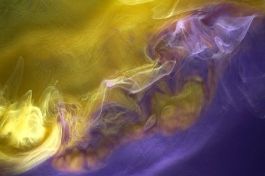 Sıvı akışkan sanat özgeçmişi. Mor, sarı dans eden akrilik boyalar suyun altında, uzay dumanı okyanusu, renk patlaması