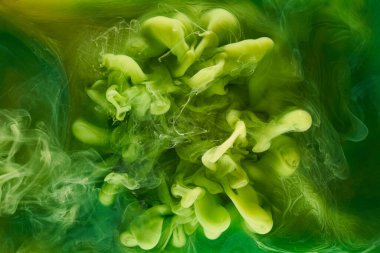 Sıvı akışkan sanat özgeçmişi. Yeşil dans eden akrilik boyalar su altında, kozmik duman okyanusu