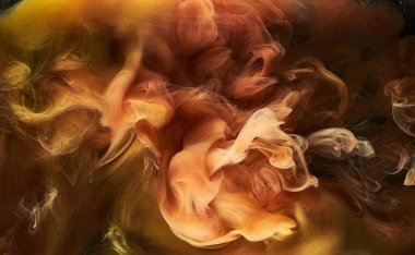 Sıvı akışkan sanat özgeçmişi. Dans eden akrilik boyaların sarı karışımı su altında, uzay dumanı okyanusu, renk patlaması