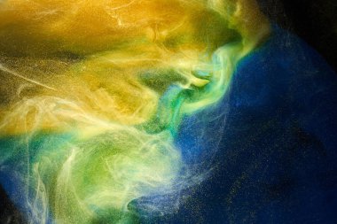 Sıvı akışkan sanat özgeçmişi. Mavi sarı dans eden akrilik boyalar suyun altında, okyanus dumanı