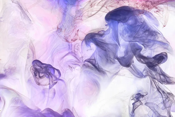 流体艺术的抽象背景 夹杂着紫色淡紫色舞动的丙烯酸涂料在水下 太空烟熏大海 — 图库照片