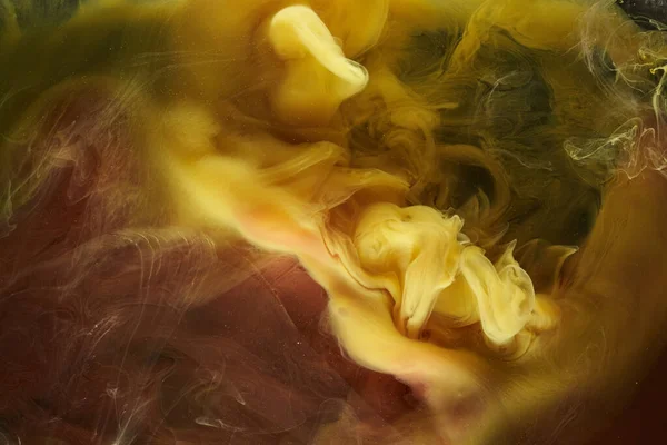 液体芸術の抽象的な背景 水中でアクリル絵具を踊る黄色いミックス 宇宙煙の海 色の爆発 — ストック写真