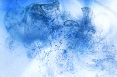 Sıvı akışkan sanat özgeçmişi. Mavi akrilik boya suyun altında, galaktik duman okyanusu