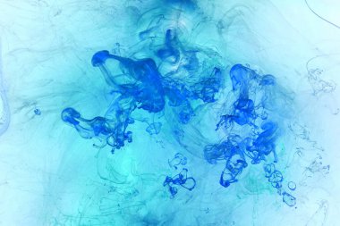 Sıvı akışkan sanat özgeçmişi. Mavi akrilik boya suyun altında, galaktik duman okyanusu
