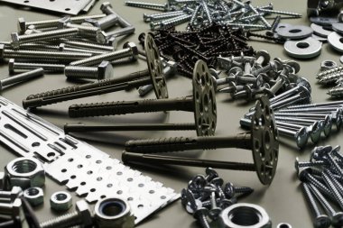 Cıvatalar, çiviler, çiviler, çiviler. Tüketilebilir donanım araçları. Çeşitli çelik vida koleksiyonu yakın arkaplan