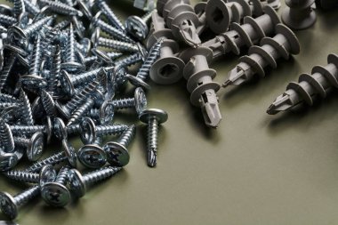 Cıvatalar, çiviler, çiviler, çiviler. Tüketilebilir donanım araçları. Çeşitli çelik vida koleksiyonu yakın arkaplan