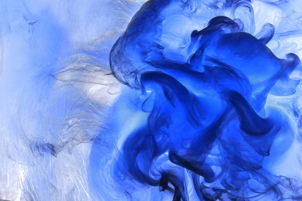 Sıvı akışkan sanat özgeçmişi. Mavi akrilik boya suyun altında, galaktik duman okyanusu