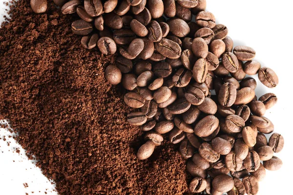 Geröstete Kaffeebohnen Unterschiedlicher Sorte Gemahlen Und Ganz Isoliert Nahaufnahme Auf — Stockfoto