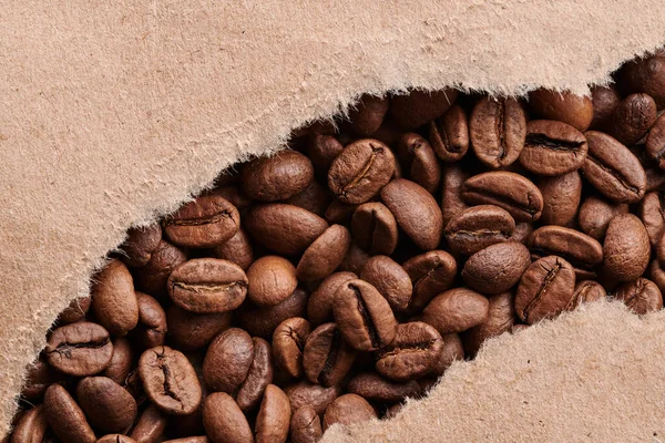 Roasted Coffee Beans Decorated Kraft Paper Close Creative Background — Stock Photo, Image