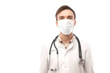 Beyaz tıbbi önlüklü doktor portresi ve koruyucu yüz maskesi. Beyaz arka planda izole edilmiş.