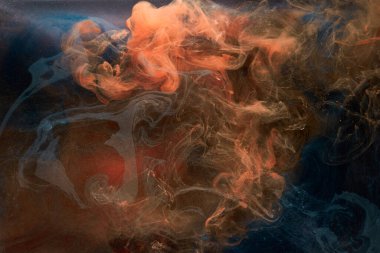 Sıvı akışkan sanat özgeçmişi. Turuncu mavi akrilik boya suyun altında, galaktik duman okyanusu