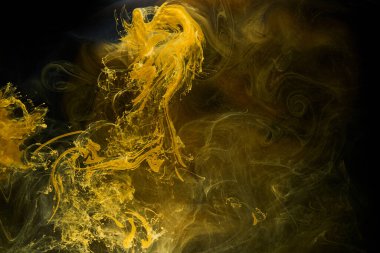 Sıvı akışkan sanat özgeçmişi. Siyah, sarı dans eden akrilik boyalar suyun altında, uzay dumanı okyanusu