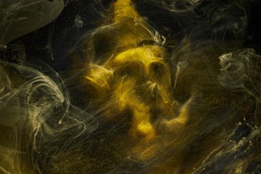 Sıvı akışkan sanat özgeçmişi. Siyah, sarı dans eden akrilik boyalar suyun altında, uzay dumanı okyanusu