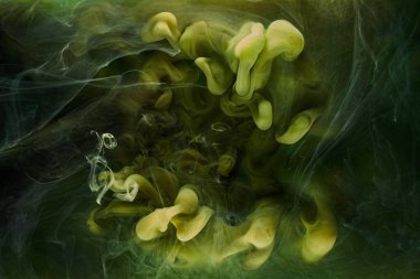 Sıvı akışkan sanat özgeçmişi. Yeşil dans eden akrilik boyalar su altında, kozmik duman okyanusu