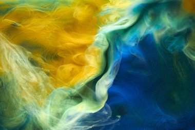 Sıvı akışkan sanat özgeçmişi. Mavi sarı dans eden akrilik boyalar suyun altında, okyanus dumanı