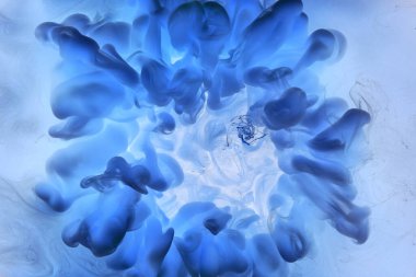 Sıvı akışkan sanat özgeçmişi. Mavi akrilik boya suyun altında, galaktik duman okyanusu