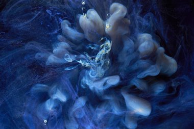 Sıvı akışkan sanat özgeçmişi. Mavi akrilik boya suyun altında, galaktik duman okyanusu